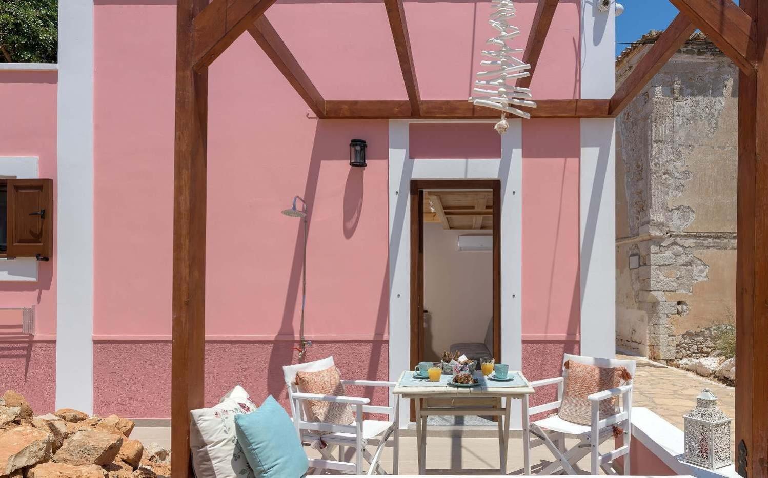 Captain'S Memories Stylish Harbour Apartments Chalki Town Exterior photo